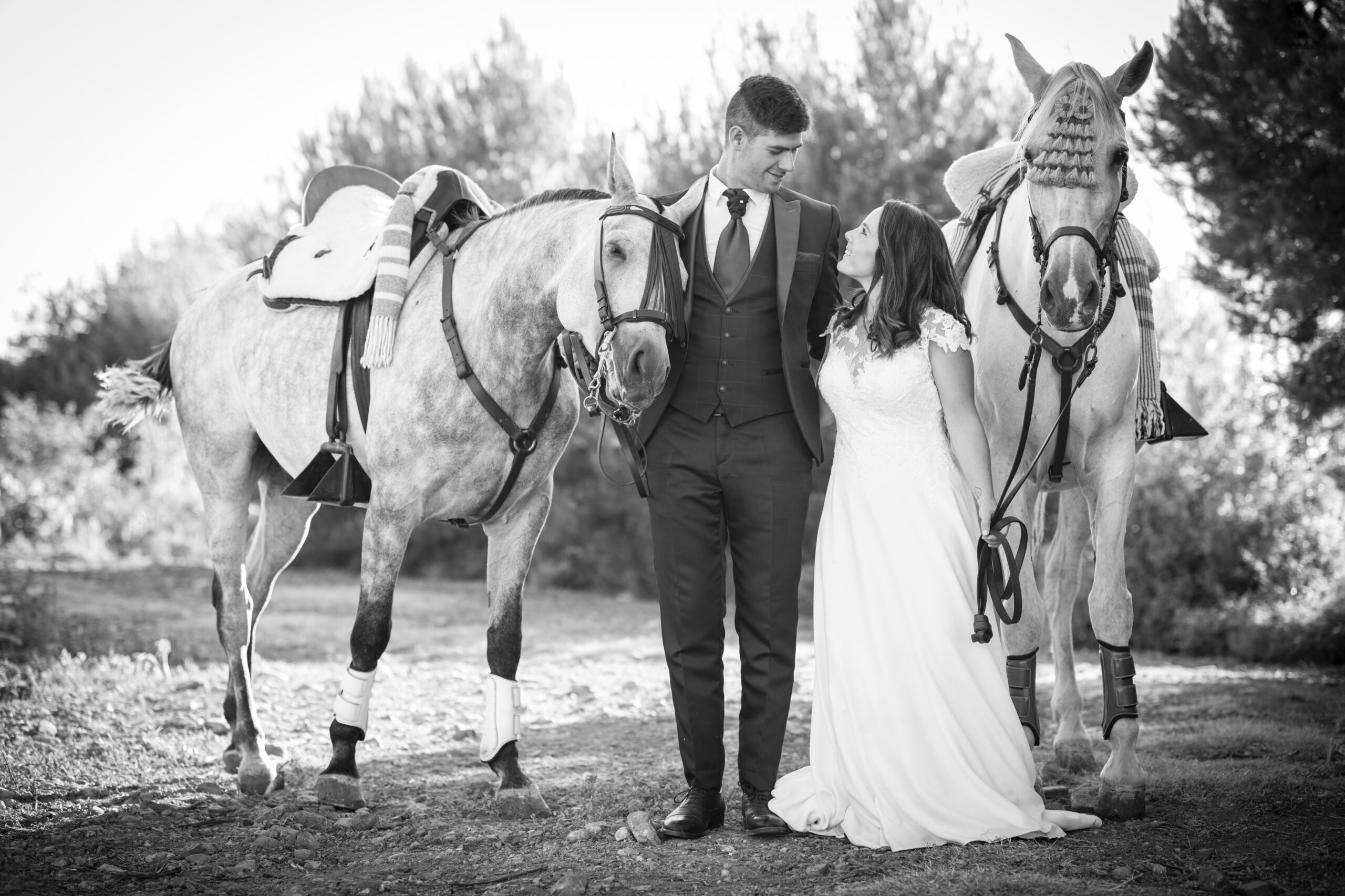 Pareja de novios sonriendo en sesión de fotos en La Rioja